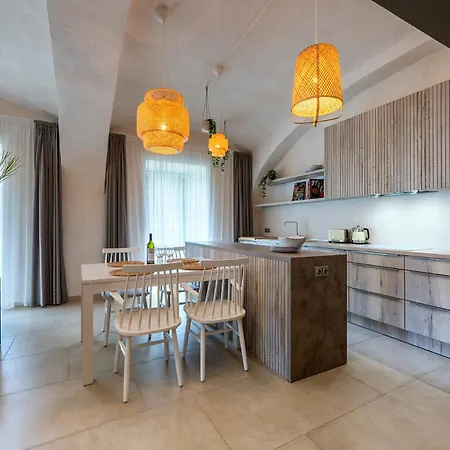 Moderni A Utulne Na Statku Z Roku 1880